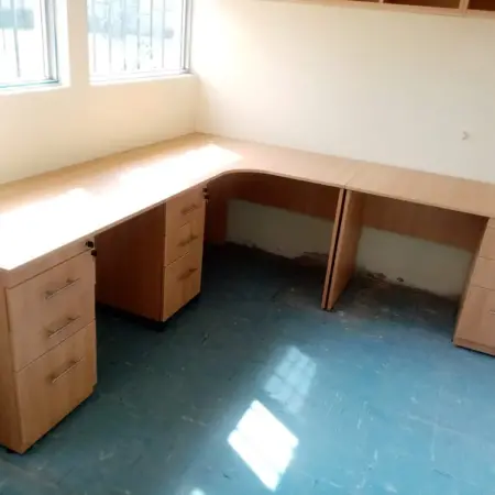 instalacion de escritorios con cajoneras de melamina en famuebla